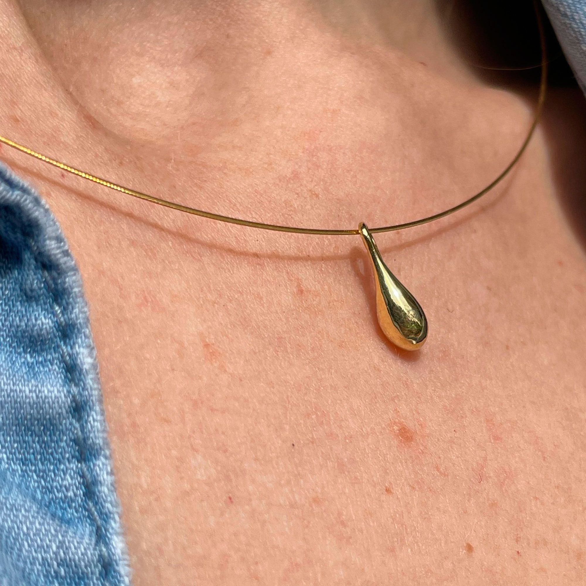 Olive oil drop pendant in 18k gold with steel chain